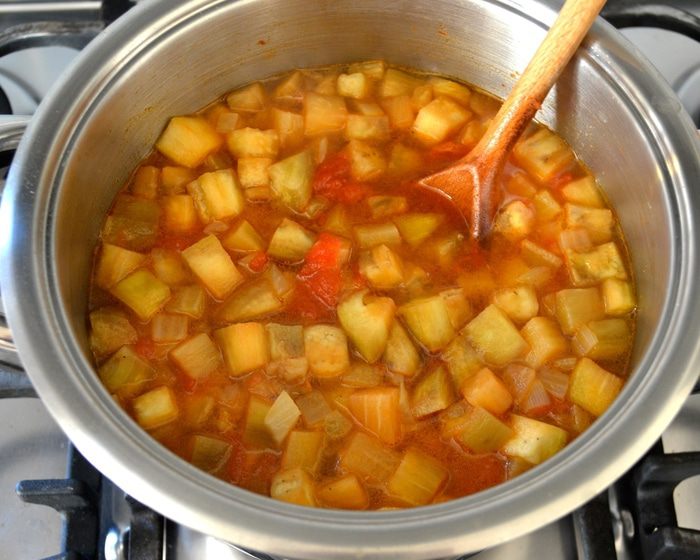 Томатно-баклажановый суп с нутом