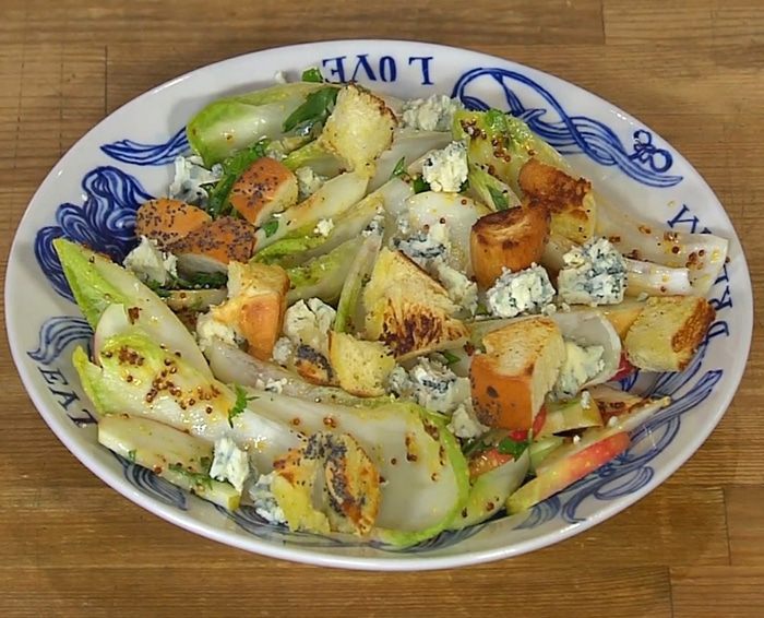 Салат из цикория с яблоком, крутонами и голубым сыром 