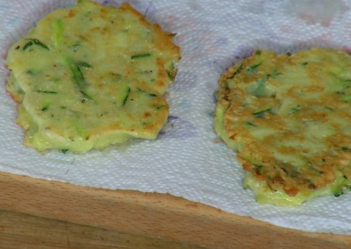 Оладушки из цукини с яйцами и карамелизированным луком 