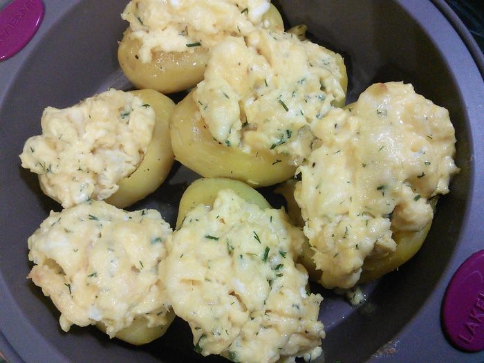 Запеченный картофель с яичницей-болтуньей и копченым лососем 