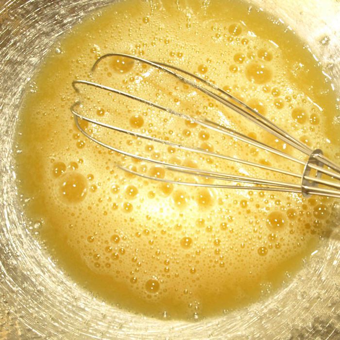 Простые блины с салатом из свеклы и селедки