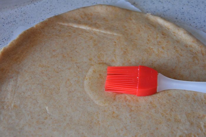 Цельнозерновая галета с фетой и помидорами