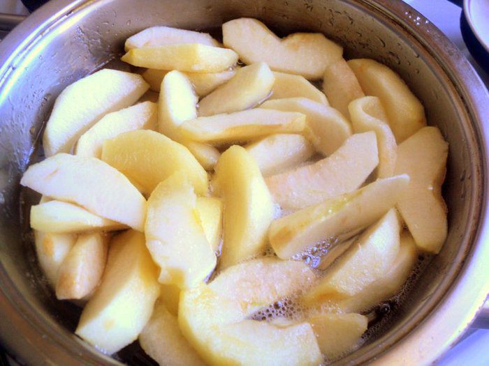 Пирог с яблоками и меренгой