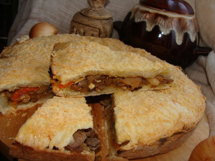 Пирог из пресного теста с грибами