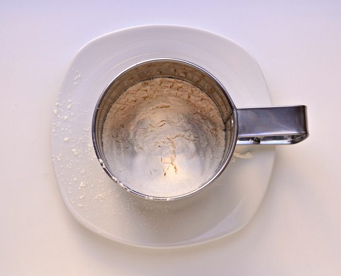 Шоколадная шарлотка с грушей и корицей