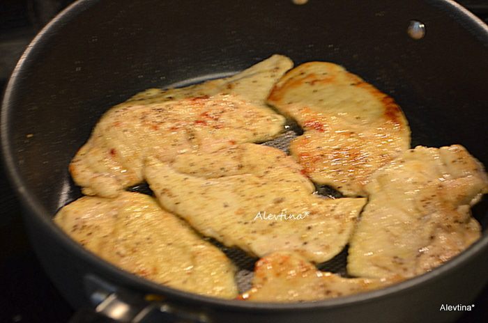 Куриные котлеты с зеленым маслом