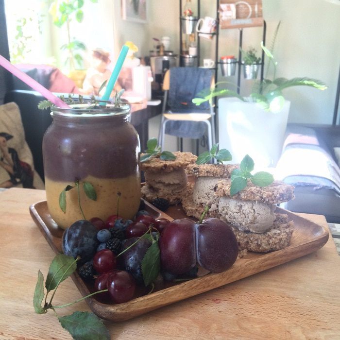 Имбирные сэндвичи с кокосово-чайным мороженным