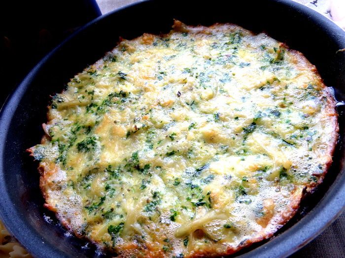 Фриттата с макаронами и шпинатом