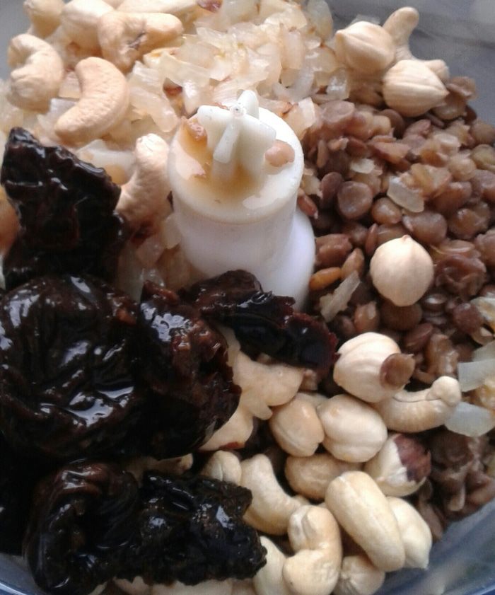 Паштет из чечевицы с кешью и черносливом