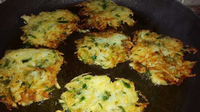 Постные драники с зеленью и чесноком 