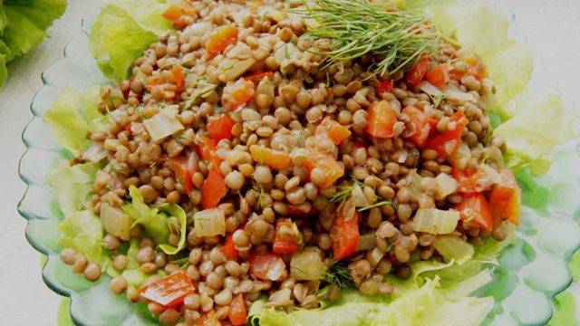 Теплый  салат с чечевицей