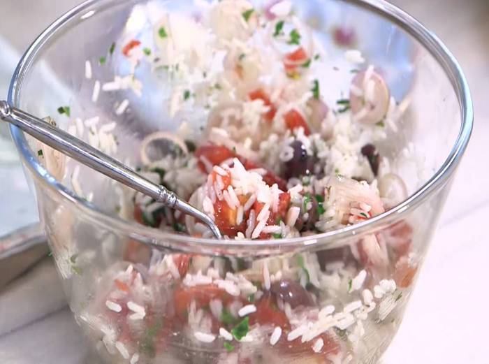 Рис с фетой, помидорами, оливками и каперсами 