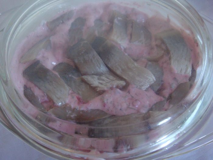 Сельдь с черной смородиной