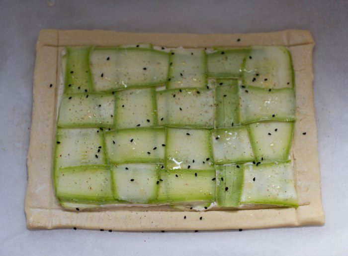 Слоеный пирог с творожным сыром и цукини