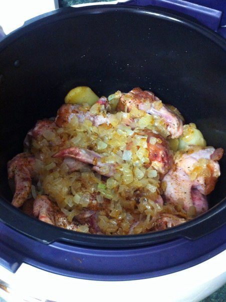 Куриные крылышки с картофелем в мультиварке