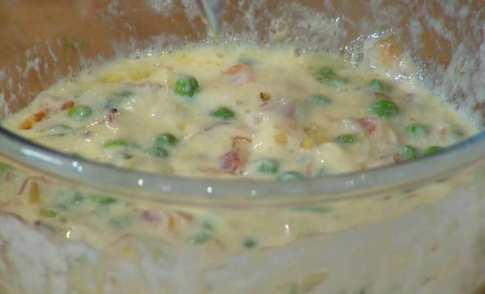 Маффины с карамелизированным луком, беконом и зеленым горошком
