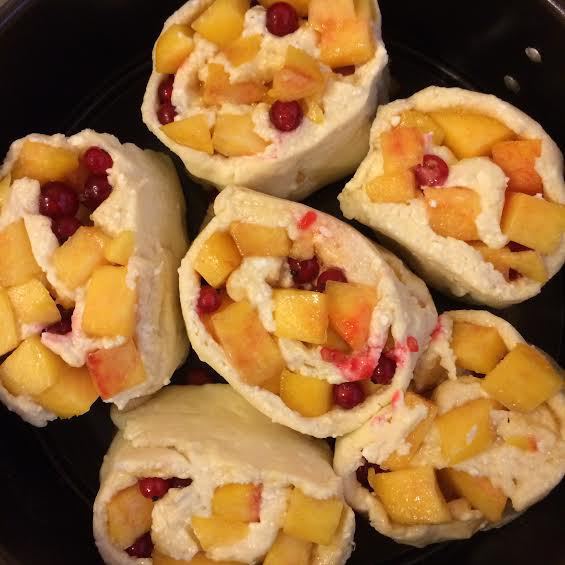 Булочки с персиками и красной смородиной