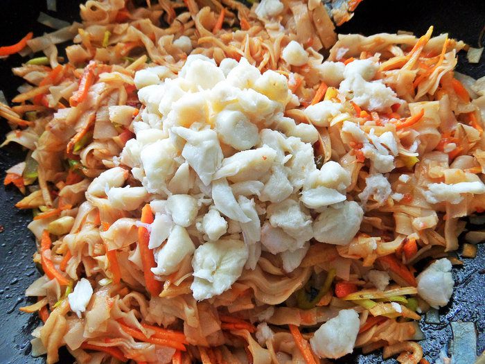 Рисовая лапша с овощами и крабом