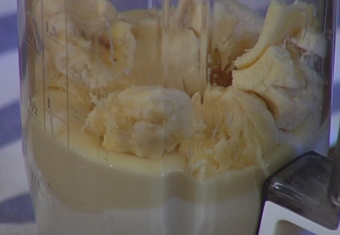 Йогуртовый десерт с бананами и миндалем