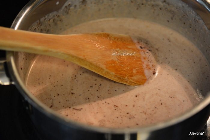 Шоколадный торт с клюквой