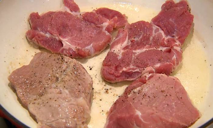 Свинина с яблоками, шалотом и тархуном