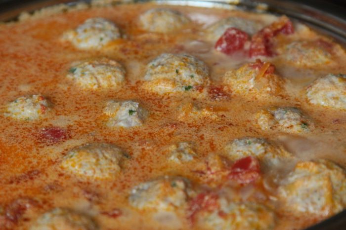 Куриные фрикадельки в томатном соусе