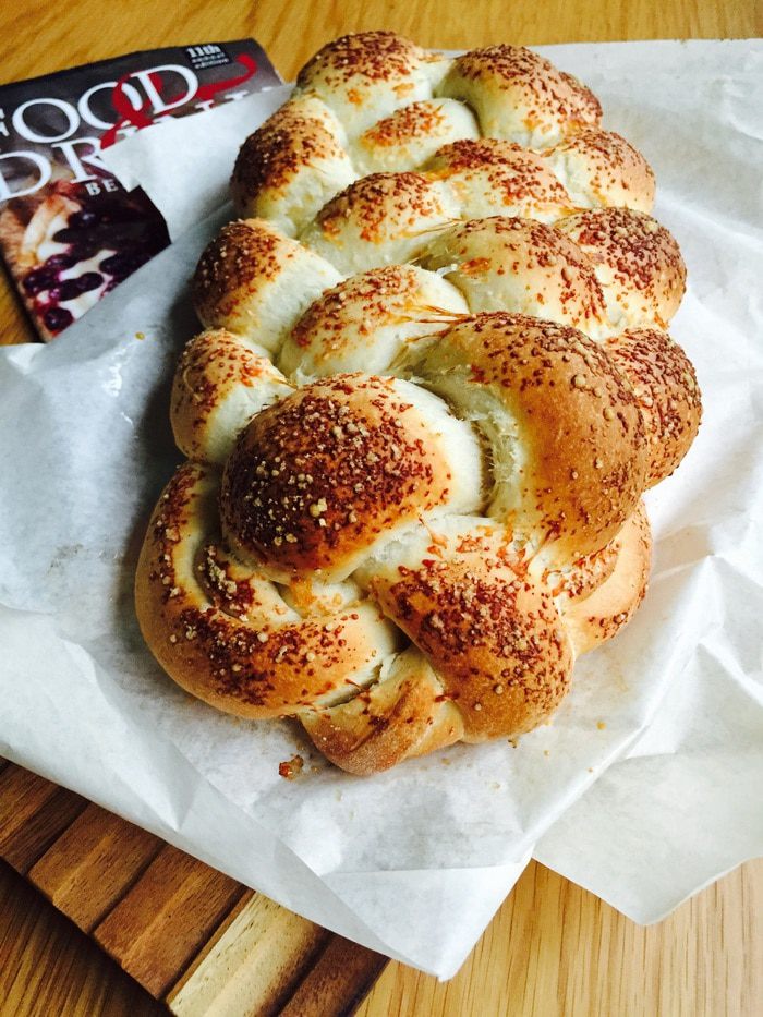 Хлебная коса с пармезаном