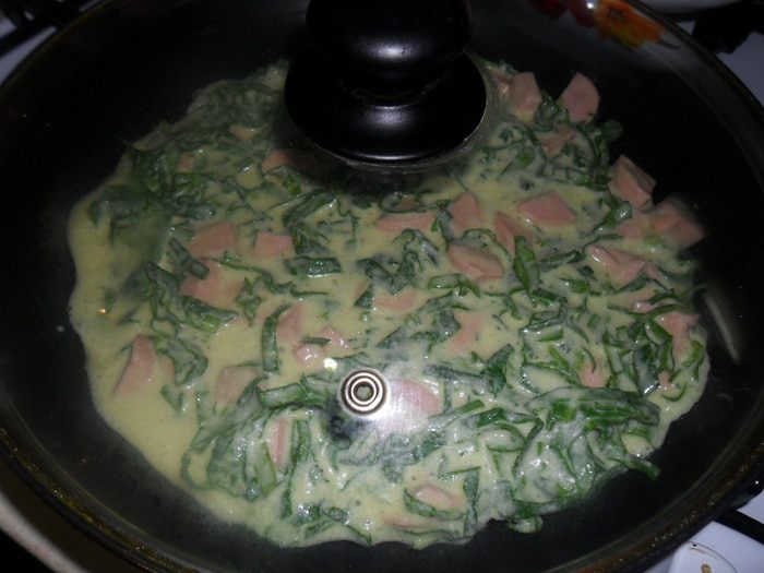 Куриный рулет с омлетом и шпинатом