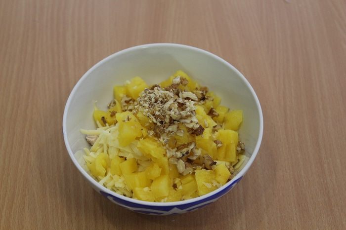 Салат с курицей, ананасами и орехами
