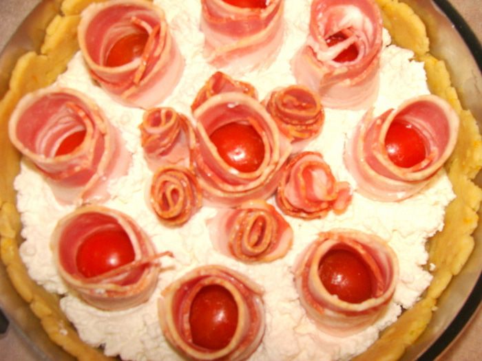 Киш &amp;quot;Сети Купидона&amp;quot; из лимонного теста с рикоттой, моцареллой и черри в беконе