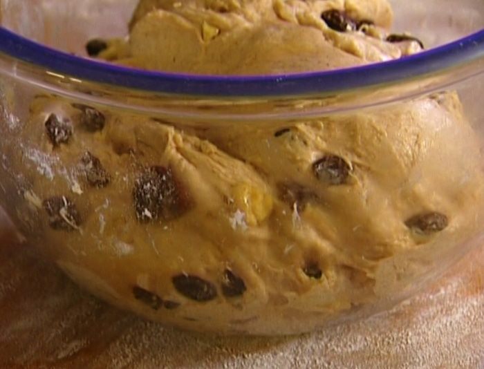 Домашний хлеб с корицей и изюмом
