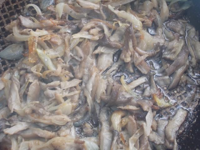 Розовые котлетки под сливочно-грибным соусом