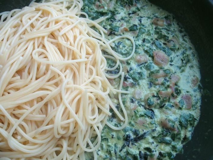  Спагетти с базиликом, шпинатом и беконом