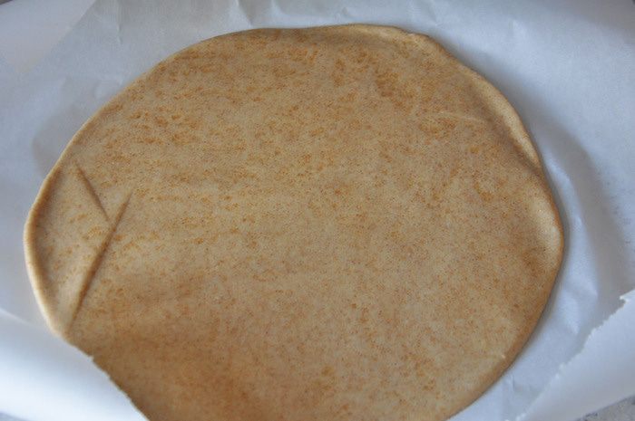 Цельнозерновая галета с фетой и помидорами