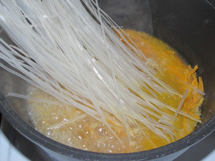 Фунчоза с морским коктейлем и зеленым горошком