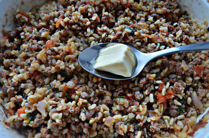 Перцы, фаршированные фаршем, булгуром и сулугуни