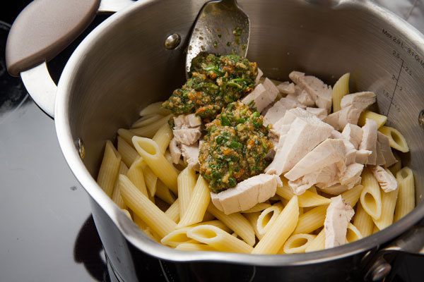 Паста с курицей и соусом песто