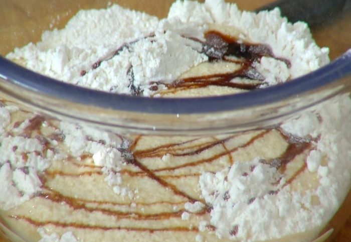 Домашний пирог с яблоками и корицей