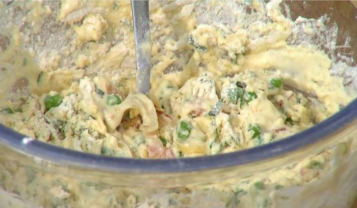 Маффины с карамелизированным луком, беконом и зеленым горошком