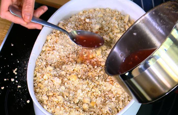 Грушево-сливовый крамбл с творогом и овсяными хлопьями 