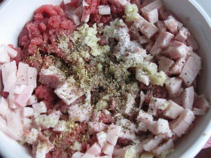 Запеченные овощи, фаршированные мясом и каперсами