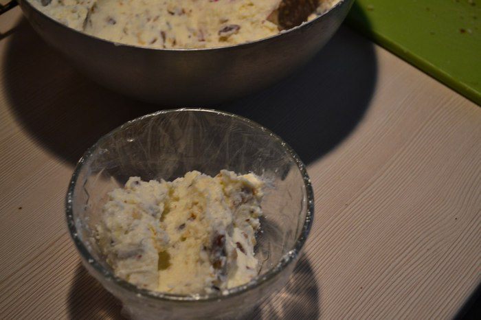 Сливочная пасха с грецкими орехами и финиками