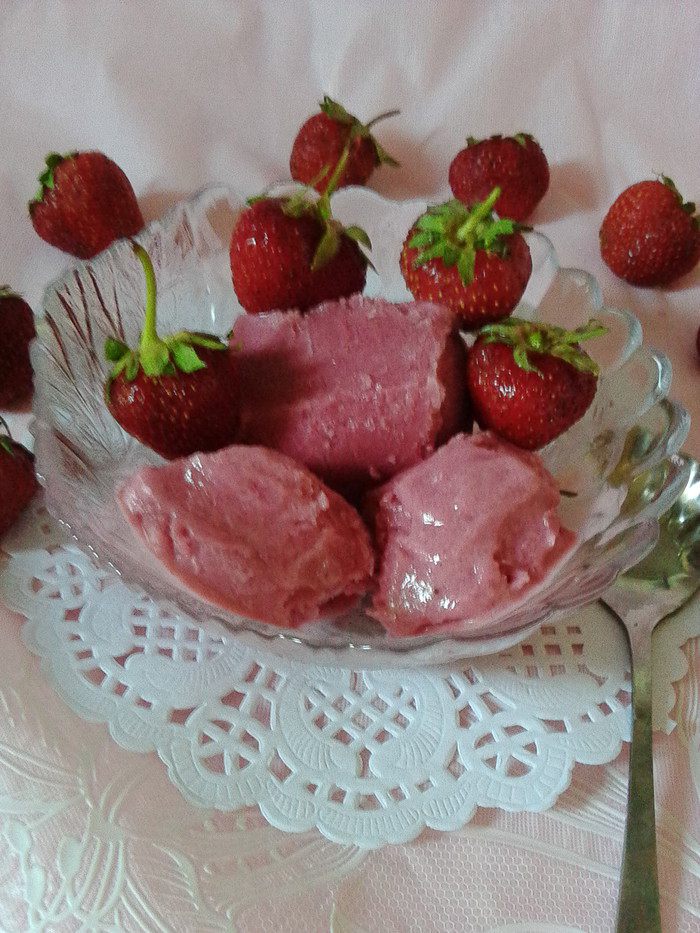 Домашнее мороженое из ягод и йогурта