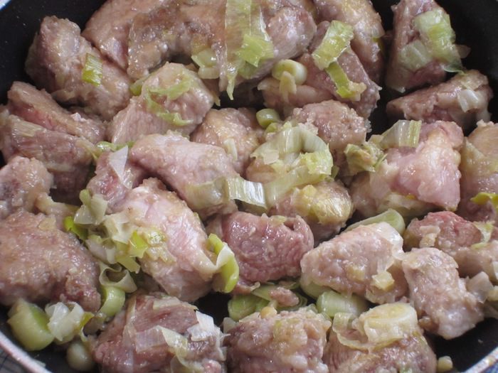 Свинина с артишоками и луком-пореем