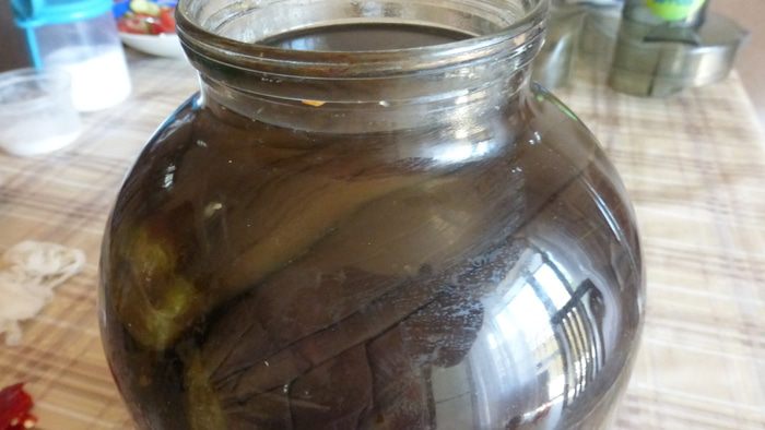 Соленые баклажаны с чесноком, морковью и пастернаком