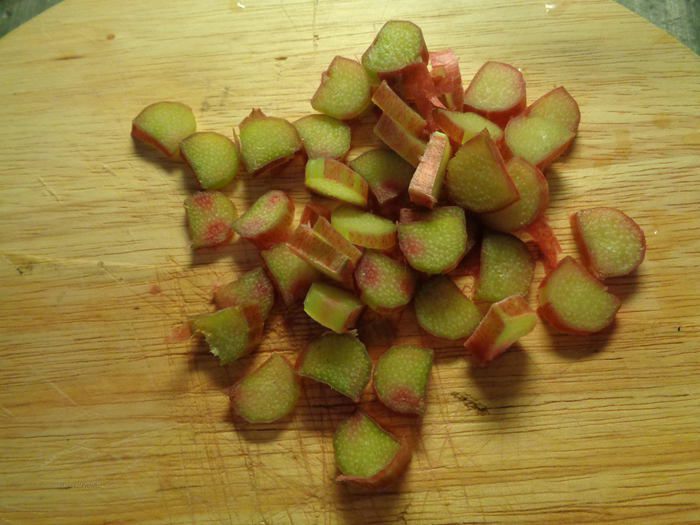 Сахарное печенье с курдом из ревеня, глазированное помадкой