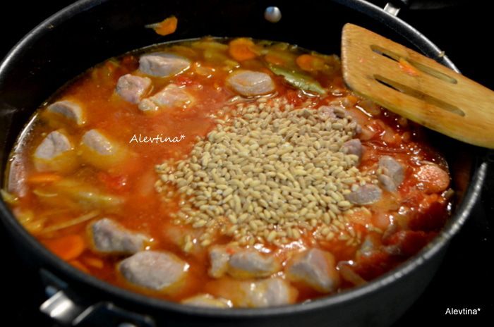 Свиное рагу с перловкой и клюквой