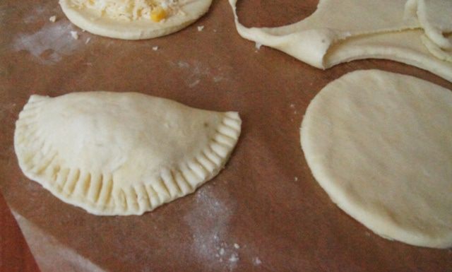 Эмпанадас с сыром и кукурузой 
