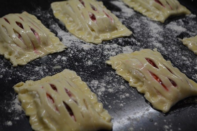 Слойки с творогом и клубникой