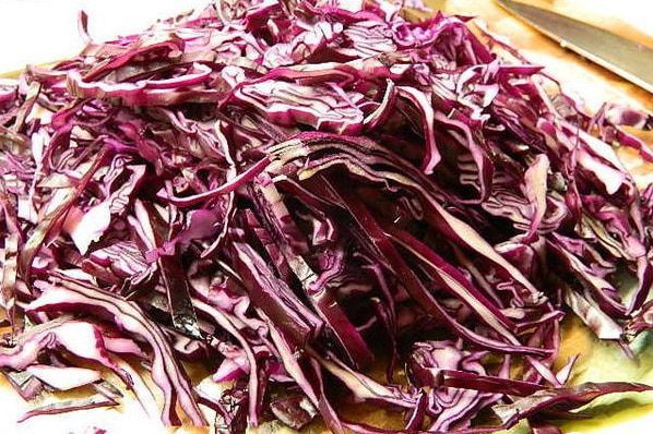 Маринованная капуста с яблоками и кедровыми орехами